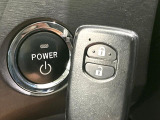 【スマートキー】カバンやポケットに入れたままでもドアの施錠・解錠が可能なスマートキーを装備。エンジンのオン・オフ時もカギを取り出す必要が無いからとっても便利です♪