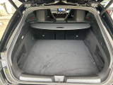 ゆったりとしたトランクルームでございます。たくさんのお荷物の車載が可能でございます。