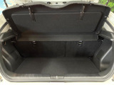 積み下ろしのしやすいデッキにはたっぷりと荷物を積み込んでいただけます。遊びから仕事まで、様々なシーンで頼れます♪