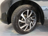 トヨタ純正アルミホイール。タイヤサイズは、195/55R16です。