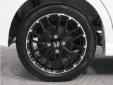 ◆純正ホイール装着車◆シンプルなデザインのホイールキャップ付きです。