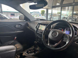 ステアリングを握ればJeepワールドが目の前に広がります。