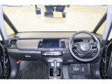 操作性に優れた運転席となります!小物入れや各ボタンの配置にこだわり、使いやすいです!座り心地もよく視認性も良好なのでロングドライブもお任せ下さい!