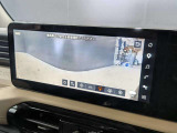 目視できないフードで隠れた路面の映像を表示するインビジブルフードビューが搭載されております