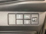 ハンドルの右側にはヘットライトリベライザーとVSA(ABS+TCS+横滑り抑制)の解除スイッチがついています。ヘッドライトリベライザーは道路状況や積荷の加重に応じてライトの高さを調節できます。