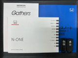 スマートキーは鍵をバッグに入れたままでもドアロックの開閉やエンジンのON・OFFができます。夜間や雨の日も鍵を探さなくて良いので便利です。