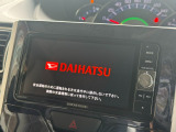 インテリアに馴染む純正ナビがついております。