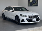 上質な移動時間を、さらに心地よく。先進技術と快適性を備えた523i M Sport。スポーティさと上質感を高次元で融合したプレミアムセダンです。