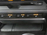 ハンドルヒーターと運転席・助手席ヒーター&ベンチレーション付シートです。暑い時期も寒い冬も快適に過ごせるうれしい装備です。
