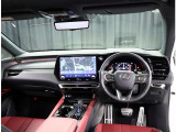 デザインもよく、居心地のよい運転席ですね。分かりやすいスイッチ類ですから操作もしやすく運転をサポートします。