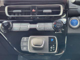 オートエアコンで車内快適♪ご希望の温度に設定すれば風向きや風量を自動で調整してくれますよ!
