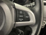 ステアリングスイッチ付きで、運転中に視線を前に向けたまま操作できます。