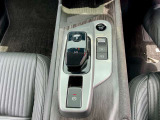 オートブレーキホールド付き ブレーキペダルを踏んで停車した際に、ブレーキを保持し続ける機能です。これにより、信号待ちや渋滞時など、ブレーキペダルから足を離しても、車が勝手に動き出すのを防ぎます