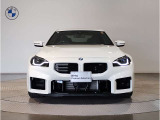 【BMWの伝統】BMWの特徴的な&ldquo;キドニーグリル&rdquo;は、80年以上続く伝統の形でございます。変わらないこだわりのデザインが、プレミアムブランド&ldquo;BMW&rdquo;を創り出します。
