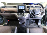 ドライバーを包み込むように、ディスプレーやスイッチ、コンソールを配置。座った瞬間から運転への期待が!空間そのものの心地よさにこだわっています。