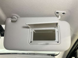 【運転席サンバイザー】鏡が付いているのでメイク直しなどにも便利★