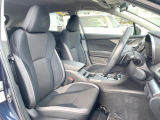 運転席まわりには十分なスペースがあり、大柄な方でもゆったり運転していただける環境です。