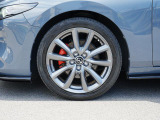 18インチ純正アルミホイールを装備。タイヤサイズは215/45R18となります。