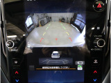 後方映像を11.6インチディスプレイに表示し、ステアリング連動ガイドラインが駐車をサポート。さらに後退時はリヤ4センサーが障害物を検知し、必要に応じてブレーキが作動します。