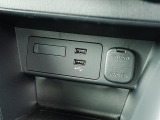 CD/DVD再生プレーヤーは装備されておりませんがフルセグTVチューナー、USB端子やブルートゥースオーディオは備えています。