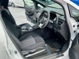 運転席も広々とゆったりしております。アームレストも装備しており快適にドライブしていただけます。寒冷地仕様で前・後席ヒーター付きシートです
