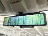 【デジタルインナーミラー】後席の大きな荷物や同乗者で後方が確認しづらい時でも安心!カメラが撮影した車両後方の映像をルームミラー内に表示。クリアな視界で状況の確認が可能です!