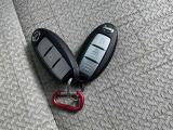 インテリジェントキー 持っていればドアノブのボタンを押せば施錠や施錠を解除 エンジンスタートボタンを押せばエンジンスタートといちいちポケット(鞄からキーを出さなくても良いんです)