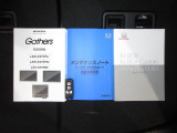 カギをバッグやポケットに入れたままでもドアロックの開閉やエンジン始動ができる『スマートキー』付き!暗くなってもキー穴を捜す必要が無くとっても便利ですから人気の装備です!