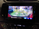バックカメラの画像です。ガイドラインがスムースな車庫入れをサポートいたします。車庫入れの安心感がアップしますね。