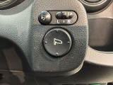 狭い駐車場で便利な電動格納ドアミラーが付いています。