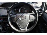 【ハンドル】スピードを一定に保つクルーズコントロールやオーディオのスイッチ等、安全に運転できる機能が満載!