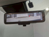 インテリジェントルームミラー搭載で、車の後方に設置されたカメラ映像を映し出してシートバックやヘッドレスト、同乗者に視界が遮られることがなく視認性が非常に良いです