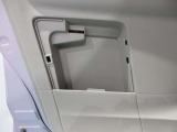 助手席ドア内側に車検証を収納できるボックスがついています