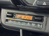温度を設定するだけで車内を快適に保つフルオートエアコン。さらに「ナノイーX」搭載で空気中の菌やニオイを抑制し、いつでも清潔で心地よい空間を提供します。