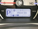 視認性に優れたメーターを採用しており、走行中でも車速や情報が分かりやすく表示されます。運転時の視線移動をむりのない範囲に抑え、快適で安心感のあるドライブをサポートします。