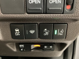 衝突の危険がある時に警告してくれる衝突軽減ブレーキ。車線を外れそうな時に警告し、ステアリング制御してくれる路外逸脱制御機能搭載!