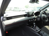 ★助手席周辺★ダッシュボードに収納量豊富なBOXがあり、いつもすっきりとした車内!ほしい場所にちょうど良い収納を備えています。大きなフロントガラスによって見晴らしも良く快適な座り心地となっております!