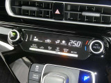 【オートエアコン】車内温度を感知して自動で温度調整をしてくれるのでいつでも快適な車内空間を創り上げます!どの席に座っても快適なドライブが楽しめます♪