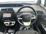 【純正革巻きステアリング】上質な革を使用することで、手にしっかり馴染みとても運転しやすいハンドルです♪