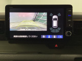 バックギアに入れますとご覧のような画像に自動的に切り替わります。車庫入れ時に役立ちます。