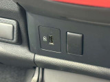 スマホの充電などで使えるUSBの差込口がございます。