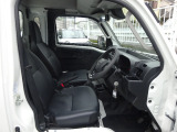 運転席・助手席はリクライニングシートになっていて便利です!