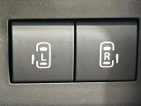 【両側パワースライドドア】スマートキーや運転席のスイッチで後席両側スライドドアの開閉が可能♪電動だから力を入れてドアを開ける必要が無く、小さなお子様でも簡単に開け閉めでき快適です♪