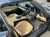 マツダ車のシートは人間工学に基づき設計されています。ハンドルを握る体勢が自然なポジションになるようにシートの作り込みをおこなっていますので、ロングドライブでも疲れにくいです!!