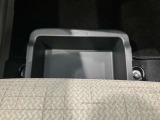 助手席の下にはトレーが付いていますので外部からも見られたくないものも収納出来ます。