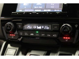 オートエアコンは左右席で独立温度コントロールが可能です。運転席はキンキンに冷やして助手席はマイルドにと言った設定が可能です☆暑さ寒さでケンカすることもなくなりますね♪
