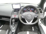 運転席からの視界はこんな感じです☆お気軽にご来店いただき、実際に座って是非お確かめください。ドライバーに寄り添う快適な操作フィールをもたらすステアリングです。