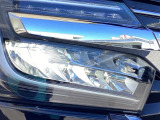 明るく白い光のLEDヘッドライトにより、夜間でも遠くまで見通しやすく、安全性が高まります。