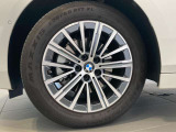 BMWの純正アロイホイールは軽量かつ強度にも優れているホイールで走行性能を引き上げる設計になっております。足元にもBMWは妥協がなくこだわっている個所になります。