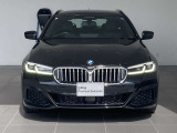 ワイドなキドニーグリルとシャープなLEDヘッドライトが、BMWらしい精悍なフロントフェイスを際立たせます。